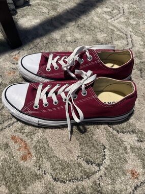 Classic Low-Top Canvas Sneakers in Burgundy